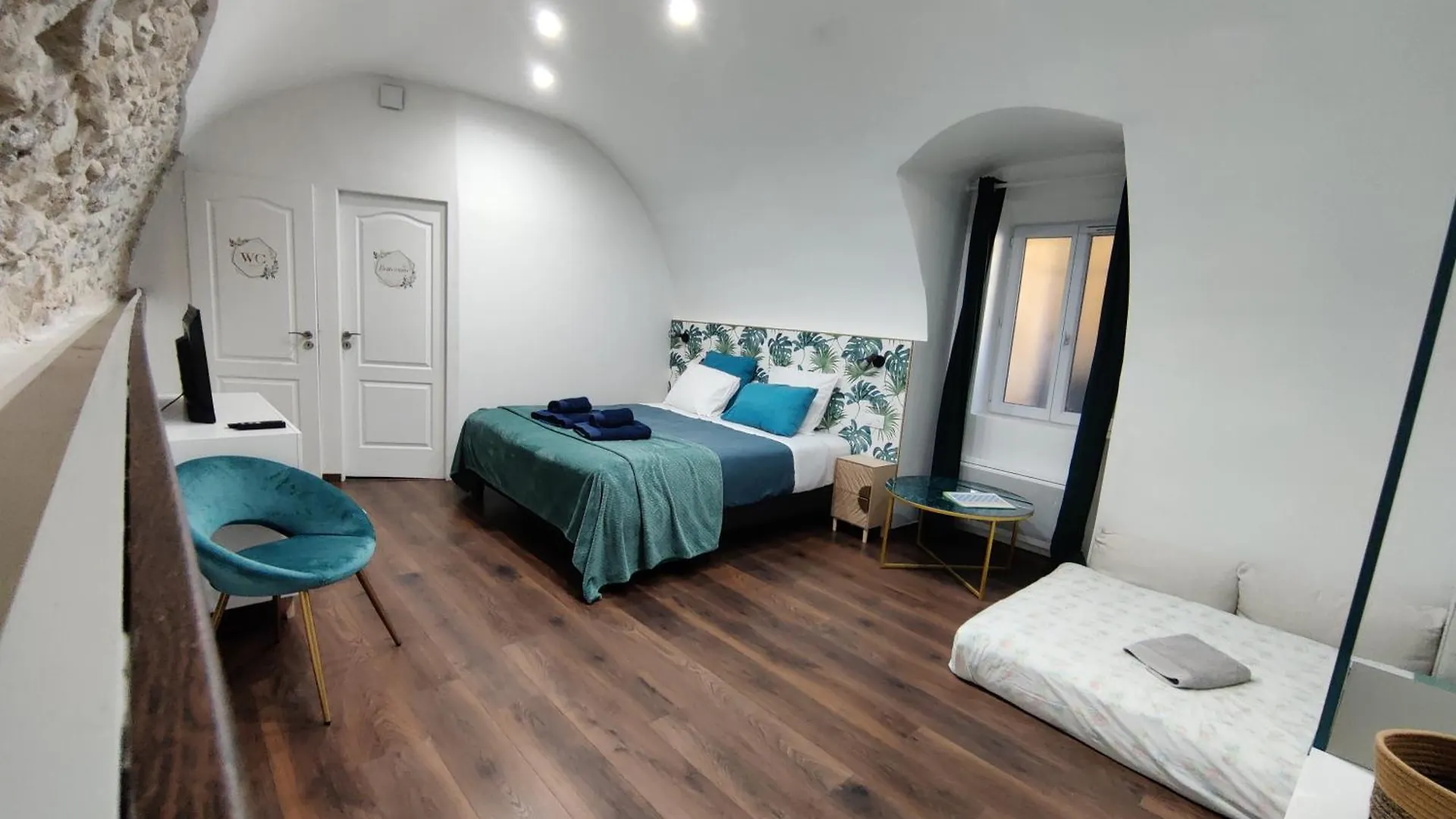 Les Chambres Du Chateau De Fenestrelle Aubagne Bed & Breakfast